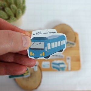 かわいい左向きバス（5 x 3 cm）ステッカー // プランナーステッカー // 交通ステッカー // バレットジャーナルステッカー // かわいいステッカー