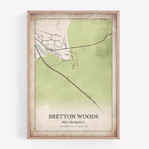 Könnte beinhalten: Gerahmter Karten-Druck von Bretton Woods, New Hampshire, in hellgrünen und beigen Farbtönen. Die Karte zeigt Straßen und geografische Merkmale, mit dem Namen der Stadt und den Koordinaten unten.