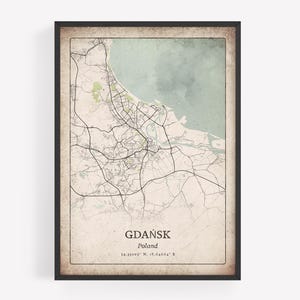 Könnte beinhalten: Gerahmter Karten-Druck von Gdańsk, Polen, im Vintage-Stil. Die Karte zeigt eine detaillierte Darstellung der Straßen, Wasserwege und Küstengebiete der Stadt, mit einer gedämpften Farbpalette aus Beige, Grün und Schwarz. Der Name der Stadt und die Koordinaten sind unten aufgedruckt.
