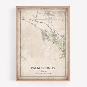 Puede incluir: Impresión enmarcada de mapa de estilo vintage de Palm Springs, California. El mapa presenta un diseño detallado de la ciudad con carreteras y zonas verdes, sobre un fondo beige. El texto "PALM SPRINGS California" se muestra en la parte inferior.