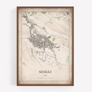 Puede incluir: Impresión enmarcada de un mapa de Shiraz, Irán, en estilo vintage. El mapa presenta una representación detallada de la ciudad, con carreteras y edificios en blanco y negro, sobre un fondo beige. El marco es de color marrón oscuro.