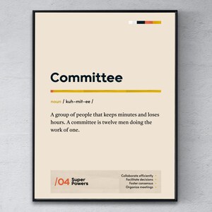 Op de afbeelding: Een beige poster met zwarte tekst die het woord "Comité" definieert als een groep mensen die notulen bijhoudt en uren verliest. De poster bevat ook een definitie van een comité als twaalf mannen die het werk van één man doen. De poster heeft een geel en oranje ontwerp met de tekst "Super Powers" en het nummer "04" in een cirkel.