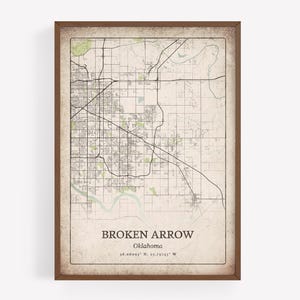 Puede incluir: Un mapa enmarcado de Broken Arrow, Oklahoma, con una estética vintage. El mapa presenta una cuadrícula detallada de calles, vías fluviales y áreas verdes. El nombre de la ciudad y las coordenadas están impresos en una fuente serif.