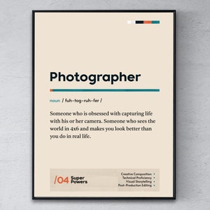 Pode incluir: Um cartaz bege com texto preto que define a palavra "Fotógrafo" como alguém que é obcecado por capturar a vida com uma câmera. O cartaz também lista as habilidades necessárias para ser fotógrafo, incluindo composição criativa, proficiência técnica, narrativa visual e edição pós-produção.