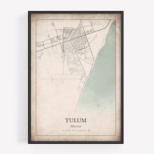 Puede incluir: Impresión enmarcada de un mapa de Tulum, México, con un diseño detallado de las calles y la zona costera en un estilo vintage. El mapa incluye el nombre de la ciudad y las coordenadas, con una combinación de colores beige y verde claro.