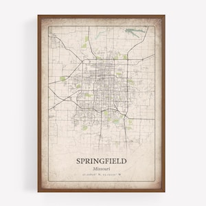 Puede incluir: Impresión enmarcada de un mapa de Springfield, Misuri, con una detallada cuadrícula de calles y áreas circundantes. El mapa tiene una estética vintage con un marco marrón y texto en la parte inferior que indica el nombre de la ciudad y las coordenadas.