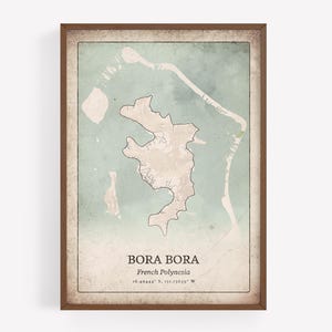 Könnte beinhalten: Ein gerahmter Kartendruck von Bora Bora, Französisch-Polynesien. Die Karte zeigt eine hellbeige Insel mit dunkler Umrandung, umgeben von türkisfarbenem Wasser. Der Text "Bora Bora" und Koordinaten sind darunter gedruckt.
