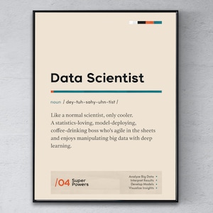 Op de afbeelding: Een beige poster met een zwart frame en de tekst "Data Scientist" in tealblauwe letters. De poster definieert een data scientist als een statistiekliefhebber, model-implementer, koffie drinkende baas die behendig is in zijn taken en geniet van het manipuleren van grote datasets met deep learning. De poster somt ook de "Superkrachten" van een data scientist op, waaronder het analyseren van grote datasets, het interpreteren van resultaten, het ontwikkelen van modellen en het visualiseren van inzichten.