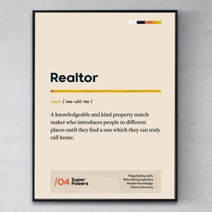 Puede incluir: Un póster beige con texto negro define "Realtor" como un agente inmobiliario experto y amable que presenta a las personas diferentes lugares hasta que encuentran un hogar. El póster tiene una línea amarilla y un pequeño cuadro naranja con el texto "Super Powers" y el número "04".