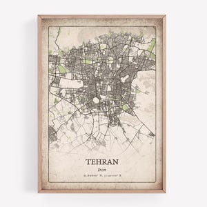Pode incluir: Impressão emoldurada de um mapa de Teerão, Irão, em estilo vintage. O mapa apresenta um layout detalhado das ruas com áreas verdes, sobre um fundo bege. O nome da cidade e o país são exibidos na parte inferior.