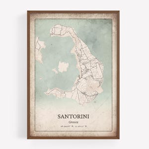 Może przedstawiać: Oprawiony wydruk mapy Santorini, Grecja, w stylu vintage. Mapa przedstawia zarys wyspy z drogami i szczegółami geograficznymi, na tle stonowanego zielono-beżowego tła. Tekst "SANTORINI Greece" jest wyświetlany na dole.