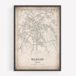 Puede incluir: Impresión enmarcada de un mapa de Varsovia, Polonia, en estilo vintage. El mapa presenta un diseño detallado de las calles con zonas verdes y el nombre de la ciudad y sus coordenadas en la parte inferior. El marco es negro.