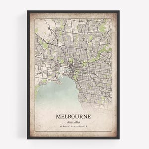 Peut inclure: Impression encadrée d'une carte de Melbourne, Australie, avec une esthétique vintage. La carte présente un réseau routier détaillé, des zones de parc vertes et une étendue d'eau bleu clair. Le nom de la ville et les coordonnées sont imprimés en bas.