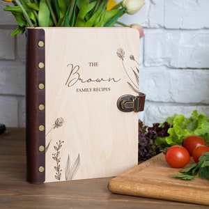 Libro di ricette in legno, libro di ricette per matrimoni, quaderno di ricette floreali incise, regalo per addio al nubilato, diario di ricette personalizzato, organizzatore di ricette