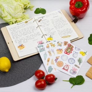 Pu&ograve; includere: Tre fogli di adesivi con illustrazioni ad acquerello a tema cucina e pasticceria. Gli adesivi presentano immagini di una planetaria, un mattarello, una torta, una tazza da t&egrave;, un misurino, una pagnotta di pane, una frusta, una spatola, un limone, un mazzo di lavanda, una ciotola di bacche, un piatto, un orologio e un mazzo di grano.