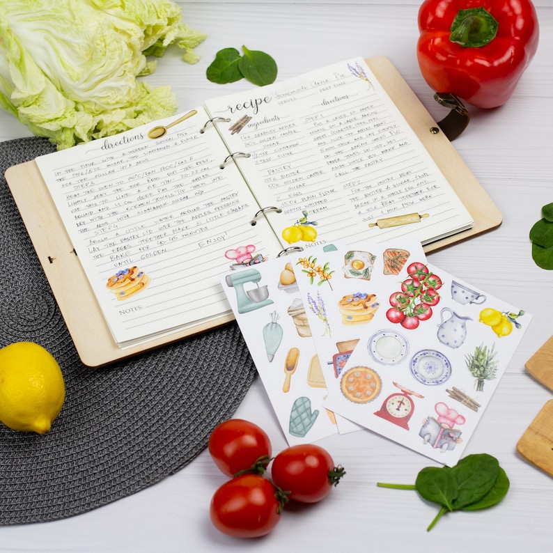Pu&ograve; includere: Tre fogli di adesivi con illustrazioni ad acquerello a tema cucina e pasticceria. Gli adesivi presentano immagini di una planetaria, un mattarello, una torta, una tazza da t&egrave;, un misurino, una pagnotta di pane, una frusta, una spatola, un limone, un mazzo di lavanda, una ciotola di bacche, un piatto, un orologio e un mazzo di grano.