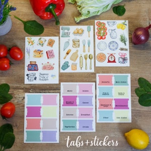 Pu&ograve; includere: Un set di adesivi e schede di pianificazione stampabili colorati con illustrazioni a tema cucina. Gli adesivi includono immagini di cibo, utensili da cucina e detti legati alla cucina. Le schede sono etichettate con diverse categorie per la pianificazione dei pasti, come "Dessert", "Piatti principali", "Insalate" e "Vegetariano".