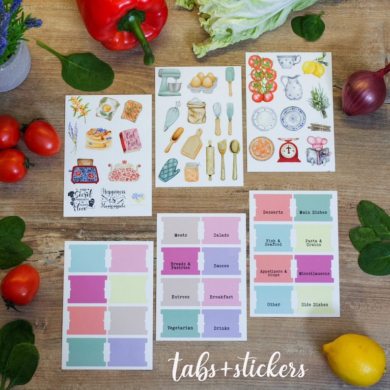 Pu&ograve; includere: Un set di adesivi e schede di pianificazione stampabili colorati con illustrazioni a tema cucina. Gli adesivi includono immagini di cibo, utensili da cucina e detti legati alla cucina. Le schede sono etichettate con diverse categorie per la pianificazione dei pasti, come "Dessert", "Piatti principali", "Insalate" e "Vegetariano".