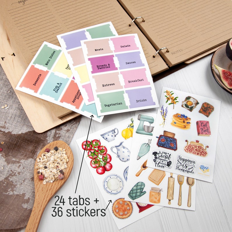 Puede incluir: Un conjunto de 24 separadores de recetas coloridos y 36 pegatinas con ilustraciones de tem&aacute;tica culinaria. Los separadores est&aacute;n clasificados por categor&iacute;as como "Postres", "Platos principales", "Pescado y mariscos", "Aperitivos y sopas", "Carnes", "Ensaladas", "Pan y pasteler&iacute;a", "Salsas", "Platos principales", "Desayuno", "Vegetariano" y "Bebidas". Las pegatinas incluyen im&aacute;genes de utensilios de cocina, comida y citas inspiradoras como "El ingrediente secreto siempre es el amor" y "La felicidad es hecha en casa".
