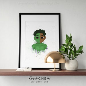 K&ouml;nnte beinhalten: Eine digitale Illustration einer Person mit der H&auml;lfte des Gesichts gr&uuml;n und der anderen H&auml;lfte braun. Die Person ist von lila und wei&szlig;en Blumen umgeben. Das Kunstwerk ist gerahmt und auf einem Regal mit einer Lampe und einer Pflanze ausgestellt.