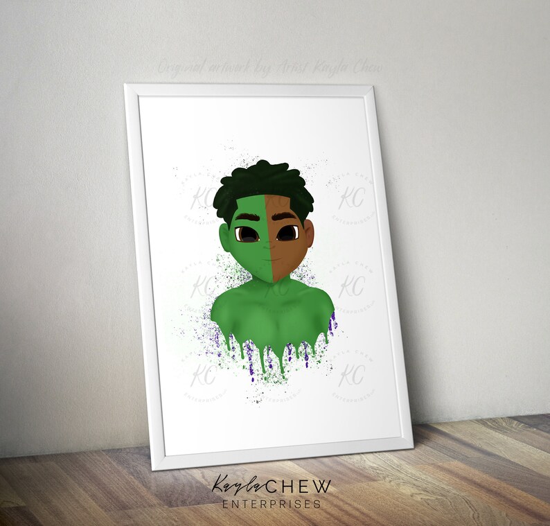 K&ouml;nnte beinhalten: Eine digitale Illustration eines jungen Jungen mit gr&uuml;ner und brauner Haut, die in der Mitte seines Gesichts geteilt ist. Der Hintergrund ist eine wei&szlig;e Leinwand mit violetten und gr&uuml;nen Spritzern.