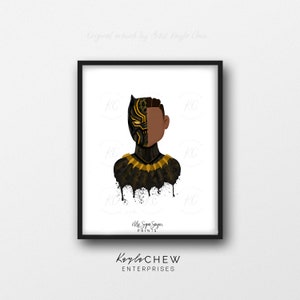 Puede incluir: Impresión digital de arte en negro y dorado de un niño pequeño con la mitad de la cara cubierta por una máscara de Black Panther. La impresión tiene un efecto de pintura goteando y el texto "Ms. Sygna Sayyor Prints" y "Kayla CHEW ENTERPRISES" en la parte inferior.