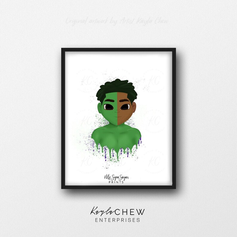 K&ouml;nnte beinhalten: Eine digitale Illustration eines jungen Jungen mit gr&uuml;n-braunen Hautt&ouml;nen. Der Junge ist mit einem gr&uuml;nen und violetten Farbspritzer-Effekt dargestellt. Der Text "Ms. Sonya Sawyer Prints" befindet sich am unteren Rand des Bildes.