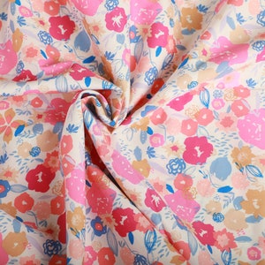 Charmant tissu floral en coton Abloom : courtepointe à fleurs roses rétro.