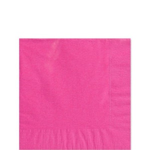 Op de afbeelding: Een vierkante, felroze papieren servet. Het servet heeft een effen kleur met een getextureerde rand aan één kant. Het servet is gemaakt van een zacht, absorberend materiaal, perfect voor gebruik op een feest of evenement.