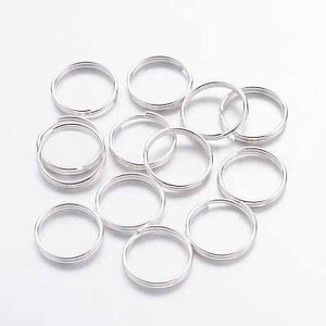 Op de afbeelding: Een set van 10 zilveren springringen, perfect voor het maken van sieraden of knutselprojecten.