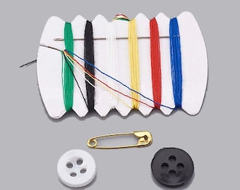 2 mini zestawy do szycia z plastikowymi guzikami, sznurkami do szycia, igłą i agrafką