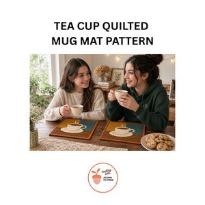 Op de afbeelding: Twee vrouwen zitten aan een houten tafel en houden elk een witte theekop vast. Op de tafel liggen twee gewatteerde placemats met een theekopontwerp. De tekst "TEA CUP QUILTED MUG MAT PATTERN" staat bovenaan de afbeelding.