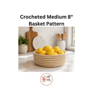 Puede incluir: Una cesta beige tejida a ganchillo, de unos 20 cm de diámetro, llena de limones amarillos. La cesta está sobre una encimera. El texto "Crocheted Medium 8" Basket Pattern" está encima de la cesta.
