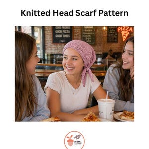Puede incluir: Una mujer con un pañuelo de cabeza tejido de color rosa claro. La imagen incluye el texto "Knitted Head Scarf Pattern". La mujer sonríe y está sentada a una mesa con otras dos personas. Hay pizza y bebidas en la mesa.