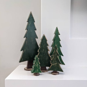 Choisissez votre finition Lot de 5 sapins de Noël décoratifs en bois En détresse, unie ou recouverte de neige Décoration de cabane rustique image 1