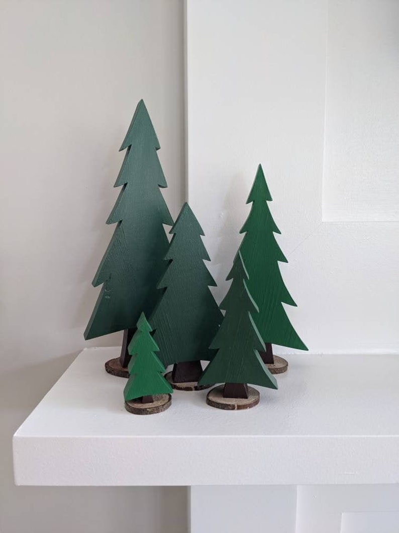 Choisissez votre finition Lot de 5 sapins de Noël décoratifs en bois En détresse, unie ou recouverte de neige Décoration de cabane rustique image 3