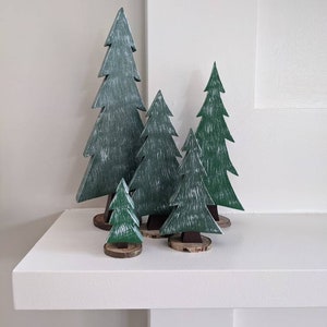 Choisissez votre finition Lot de 5 sapins de Noël décoratifs en bois En détresse, unie ou recouverte de neige Décoration de cabane rustique image 5