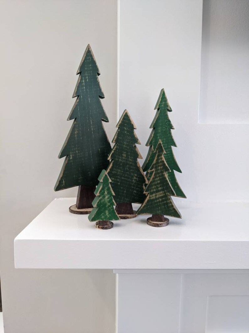 Choisissez votre finition Lot de 5 sapins de Noël décoratifs en bois En détresse, unie ou recouverte de neige Décoration de cabane rustique image 1