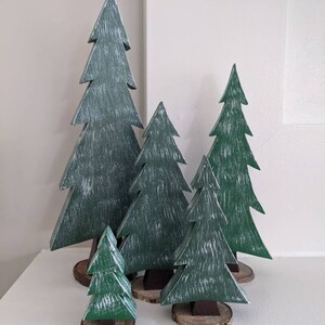 Choisissez votre finition Lot de 5 sapins de Noël décoratifs en bois En détresse, unie ou recouverte de neige Décoration de cabane rustique Snow Covered