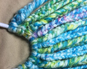 24" Hecho a mano, croché, hilo de fibra mixta, multicolor pastel pelo-caída accesorio en una banda elástica blanca