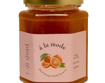 Mermelada de frutas casera: Elaboración artesanal en pequeñas cantidades, con ingredientes locales.