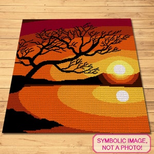 Pu&ograve; includere: Uno schema di uncinetto che presenta una silhouette di un albero contro un tramonto con due soli arancioni e gialli. Lo schema &egrave; composto da quadrati di diversi colori.