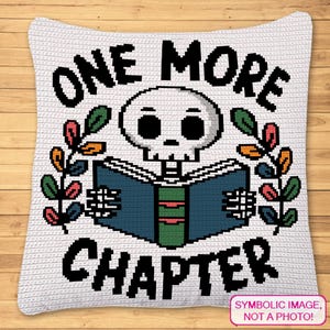 Może przedstawiać: Biała szydełkowa poduszka z czarnym napisem "ONE MORE CHAPTER". Pikselowa czaszka czyta książkę, otoczona kolorowymi kwiatowymi akcentami. Poduszka ma kwadratowy kształt.