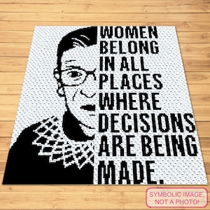 Könnte beinhalten: Schwarz-weiße Grafik einer Frau mit Brille und dem Text "WOMEN BELONG IN ALL PLACES WHERE DECISIONS ARE BEING MADE." Das Bild befindet sich auf einem weißen Hintergrund mit Holzmaserung.