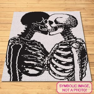 Puede incluir: Patrón de punto de cruz en blanco y negro de dos esqueletos besándose. Los esqueletos se miran y sus cráneos se tocan. El patrón está sobre un fondo blanco.
