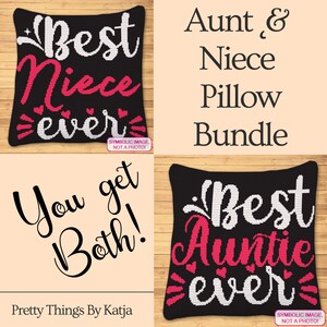 Pode incluir: Um conjunto de duas capas de almofada de crochê preto e branco com letras cor-de-rosa. A primeira capa de almofada diz "Best Niece Ever" e a segunda capa de almofada diz "Best Auntie Ever". O texto "You get both!" está escrito em preto abaixo das almofadas.