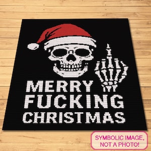 Op de afbeelding: Zwarte decoratieve mat met een witte schedel met een rode kerstmuts en een witte middelvinger. De tekst "MERRY FUCKING CHRISTMAS" wordt weergegeven in witte blokletters.