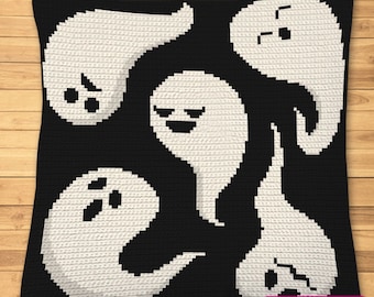 Peut inclure: Un coussin crocheté noir et blanc avec un motif de cinq fantômes blancs. Les fantômes ont des expressions faciales différentes. Le coussin porte le texte "IMAGE SYMBOLIQUE, PAS UNE PHOTO !" en bas.