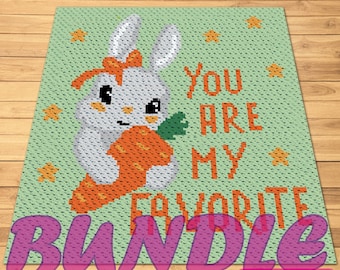 Pode incluir: Um padrão de crochê verde com um coelho branco segurando uma cenoura. O texto "You are my favorite" está escrito em laranja no padrão.