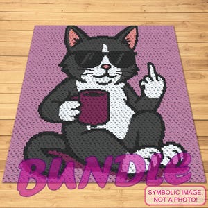 Könnte beinhalten: Eine schwarz-weiße Katze mit Sonnenbrille, die eine Tasse hält und den Mittelfinger zeigt, auf einem lila Hintergrund. Das Wort "BUNDLE" ist in Rosa über das Bild gelegt, mit dem Hinweis "SYMBOLBILD, KEIN FOTO!"